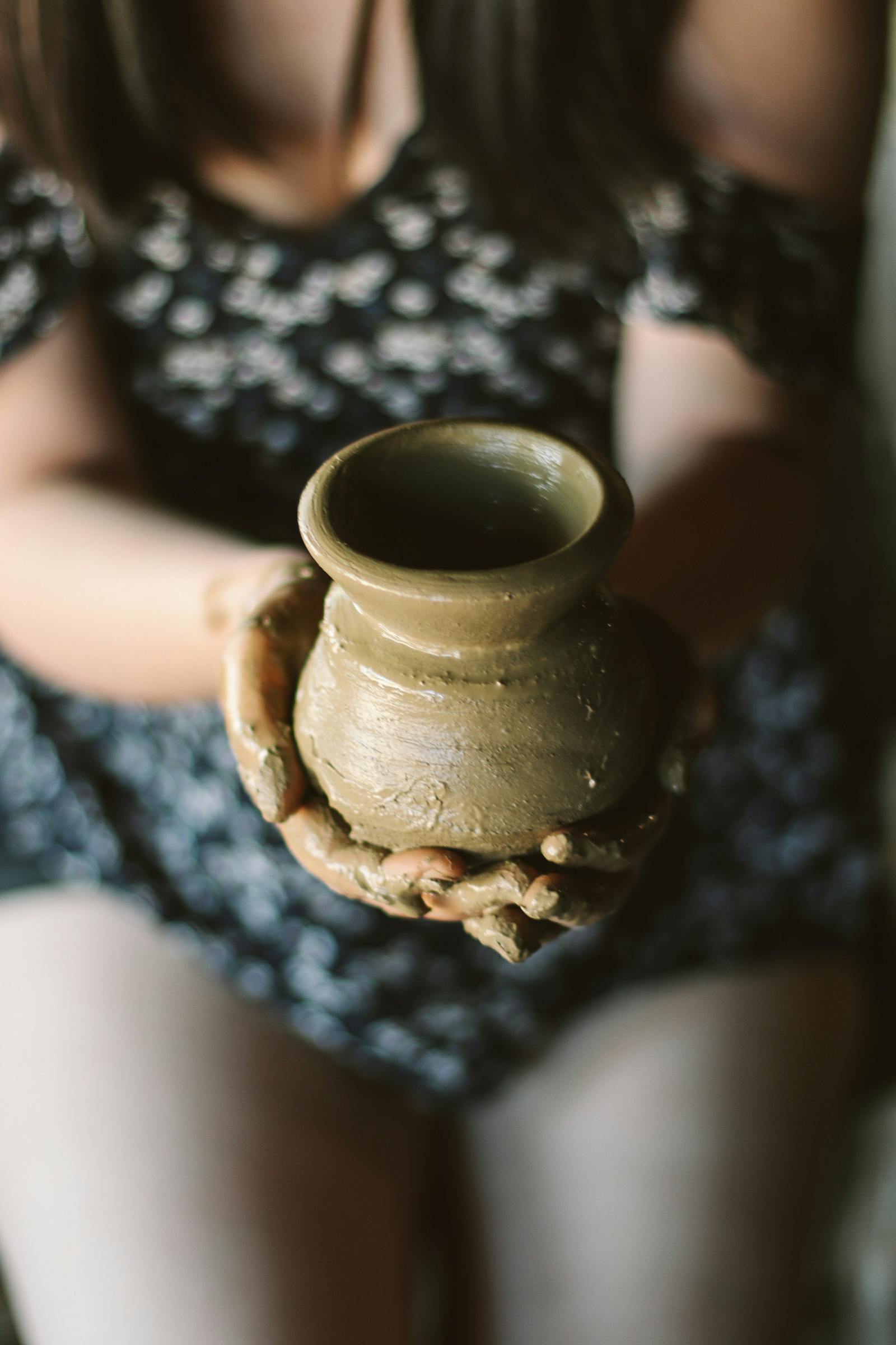 Arteterapia w Poznaniu gabinet psychologiczny Poznań - Psycholog Poznań lepi z gliny podczas warsztatów garncarskich arteterapii