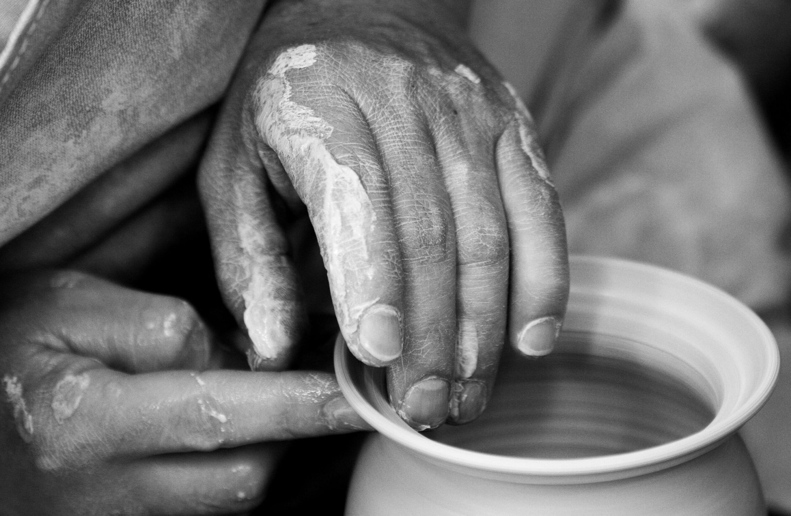 Arteterapia w Poznaniu gabinet psychologiczny Poznań - Psycholog Poznań robi warsztaty garncarskie