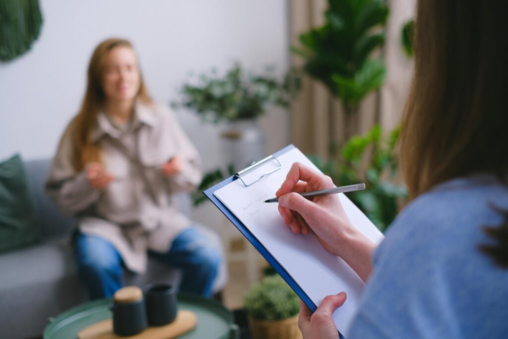 Wiktoria Jovanoska i Jacek Kerlin Psycholog Poznań tłumaczą zagadnienia psychologiczne podczas konsultacji psychologicznej w Poznaniu